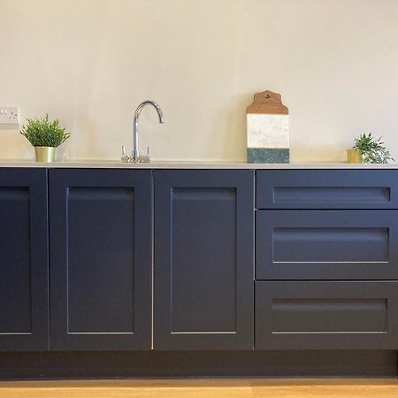 Smart 4K Tvs In All Bedrooms Double Vanity Sink Belfast Exterior foto