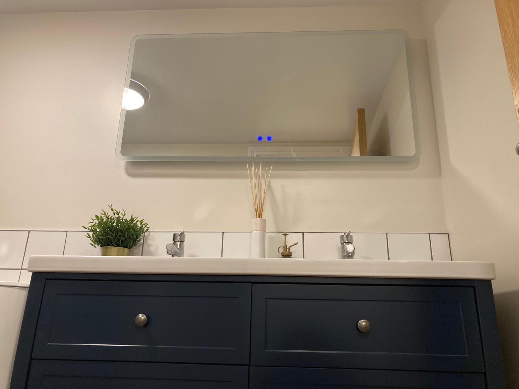 Smart 4K Tvs In All Bedrooms Double Vanity Sink Belfast Exterior foto