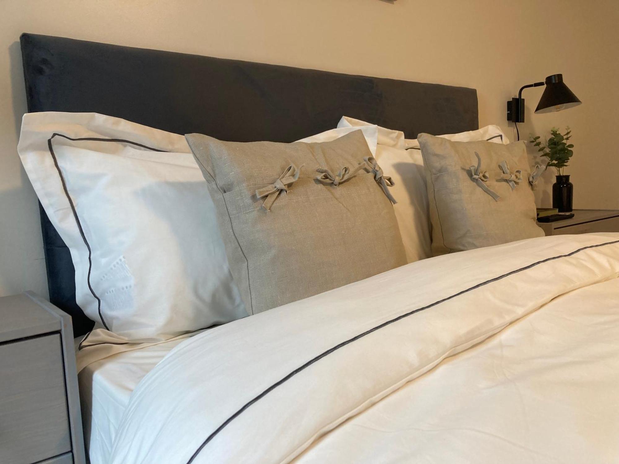 Smart 4K Tvs In All Bedrooms Double Vanity Sink Belfast Exterior foto