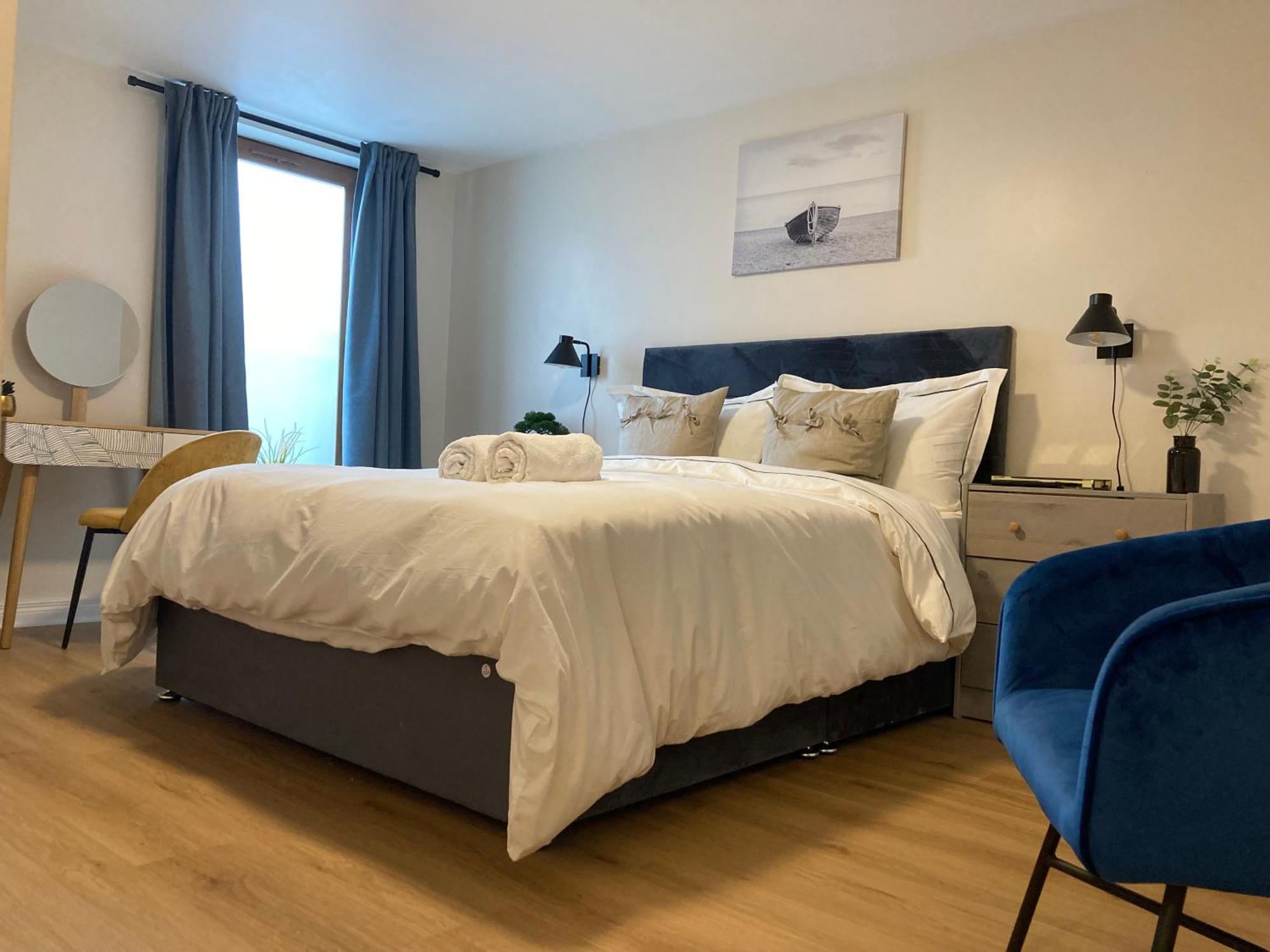 Smart 4K Tvs In All Bedrooms Double Vanity Sink Belfast Exterior foto