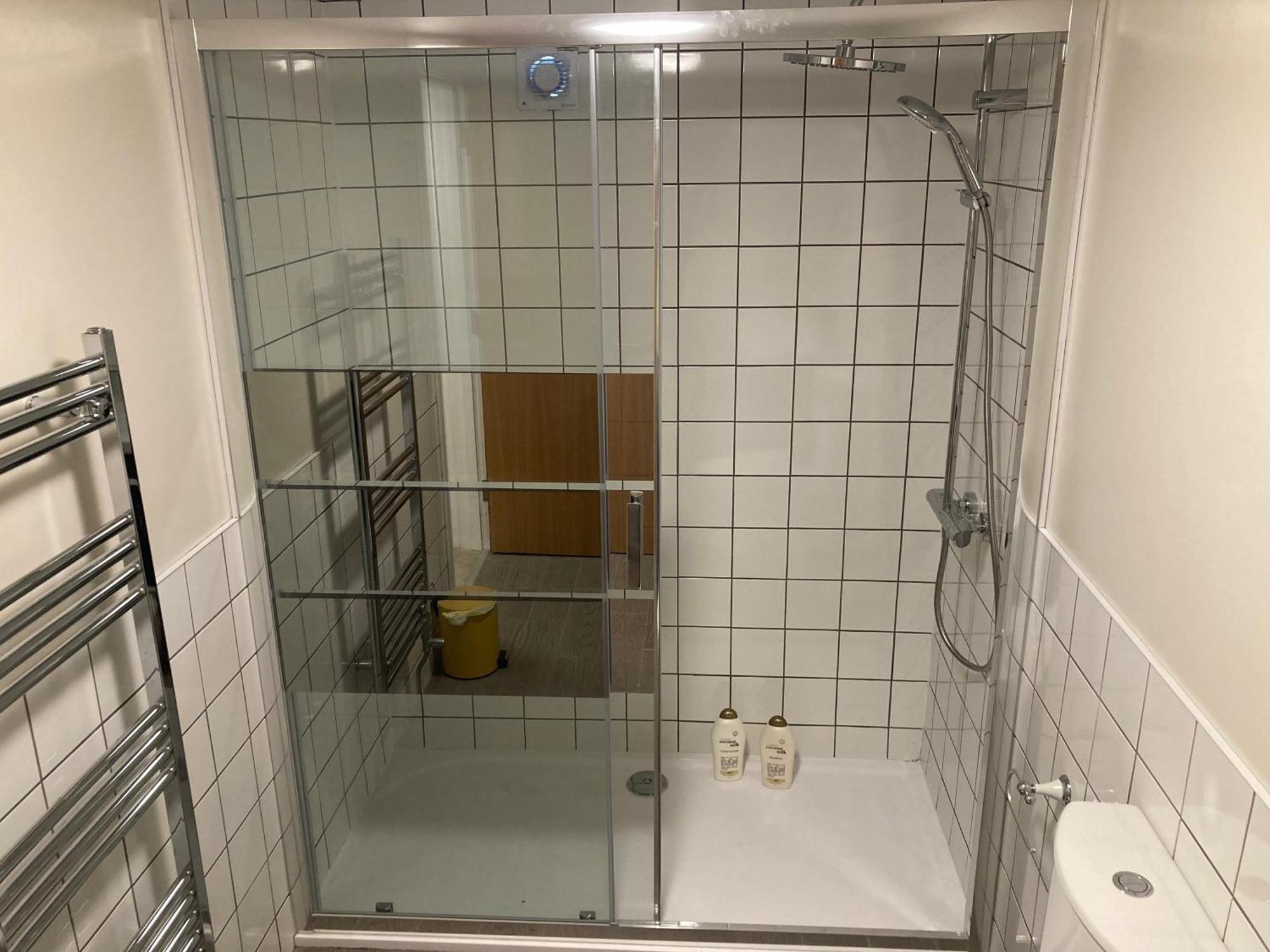 Smart 4K Tvs In All Bedrooms Double Vanity Sink Belfast Exterior foto