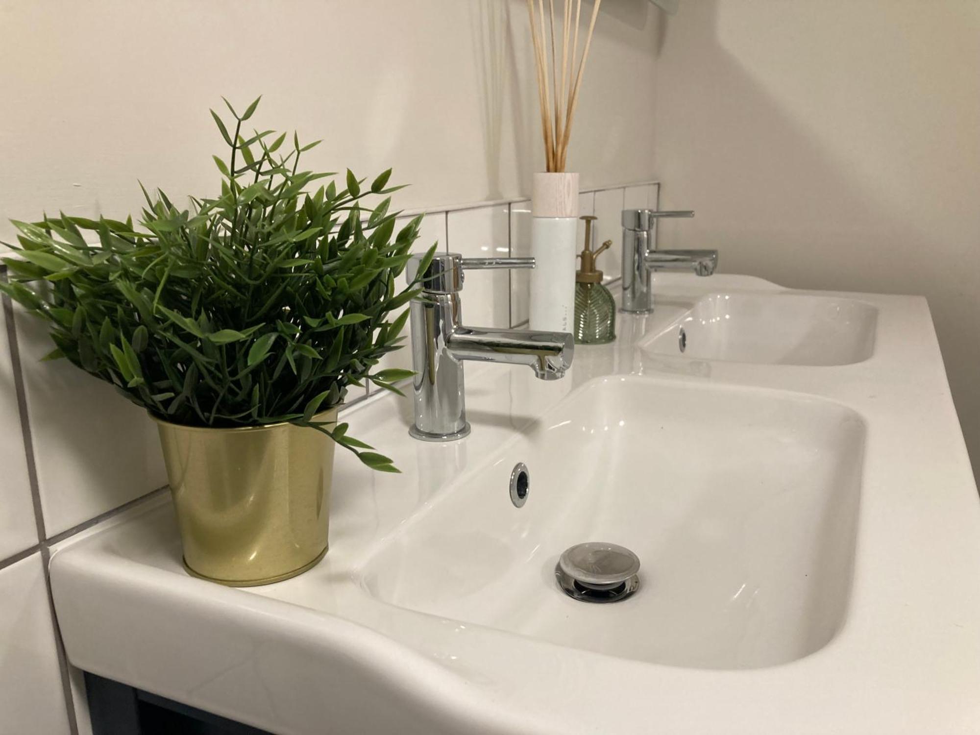 Smart 4K Tvs In All Bedrooms Double Vanity Sink Belfast Exterior foto